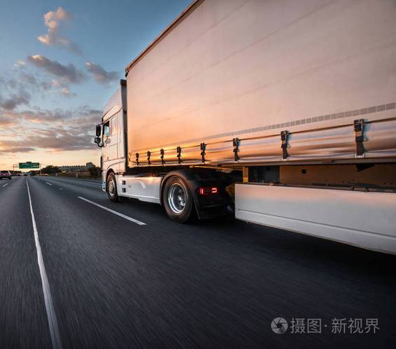 卡车集装箱在道路, 货物运输概念照片-正版商用图片13p4fc-摄图新视界
